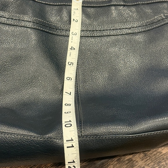 Coach Black Leather Shoulder Bag with Sleek Design - Picture 4 of 7